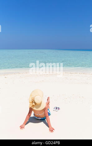 Frau auf der Sandbank, Kaafu Atoll, Malediven, Indischer Ozean, Asien Stockfoto