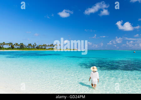 Frau am Strand von Olhuveli Beach und Spa Resort, Süd Male Atoll, Kaafu Atoll, Malediven, Indischer Ozean, Asien Stockfoto