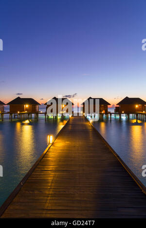 Overwater-Villen im Olhuveli Beach und Spa Resort, Süd Male Atoll, Kaafu Atoll, Malediven, Indischer Ozean, Asien Stockfoto