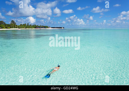 Frau Schnorcheln im Olhuveli Beach und Spa Resort, Süd Male Atoll, Kaafu Atoll, Malediven, Indischer Ozean, Asien Stockfoto