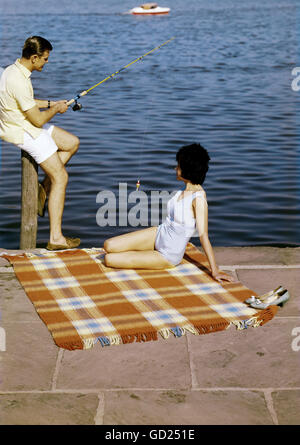 Freizeit / Sport, Angeln, Mann mit Angelrute, Frau auf Wolldecke liegend, um 1960, Zusatzrechte-Clearences-nicht vorhanden Stockfoto