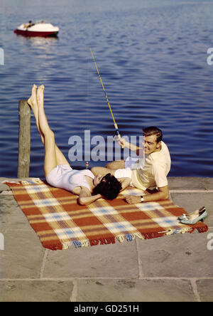 Freizeit / Sport, Angeln, Mann mit Angelrute, Frau auf Wolldecke liegend, um 1960, Zusatzrechte-Clearences-nicht vorhanden Stockfoto