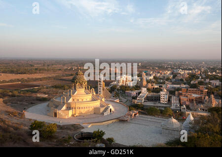 Jain-Tempel, neu gebaut, am Fuße des Shatrunjaya Hügels, in der frühen Morgensonne Palitana, Gujarat, Indien, Asien Stockfoto