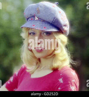Mode, Damenmode, Kopfbedeckung, Frau mit Spitzenmütze, 1975, Additional-Rights-Clearences-nicht erhältlich Stockfoto