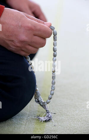 Mann, der betet in einer Moschee mit Tasbih (Gebetskette), Bussy-Sainte-Georges, Seine-et-Marne, Frankreich, Europa Stockfoto