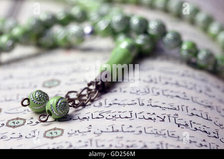 Koran und Tasbih (Gebetskette), Haute-Savoie, Frankreich, Europa Stockfoto