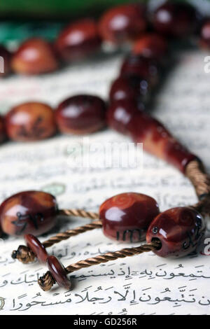 Koran und Tasbih (Gebetskette), Haute-Savoie, Frankreich, Europa Stockfoto