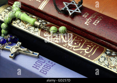 Bibeln und Koran, interreligiöse Symbole von Christentum, Islam und Judentum, die drei monotheistischen Religionen, Haute-Savoie, Frankreich Stockfoto
