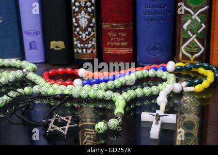 Bibeln und Koran, interreligiöse Symbole von Christentum, Islam und Judentum, die drei monotheistischen Religionen, Haute-Savoie, Frankreich Stockfoto