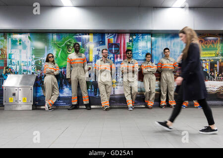 London, UK. 11. Juli 2016. Pendler kam von Angesicht zu Angesicht mit Ghostbusters an der Waterloo Station. Der Neustart Ghostbusters Film macht seine Rückkehr in die Kinos 30 Jahre nach der Veröffentlichung des Originalfilms. Stockfoto