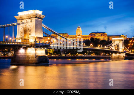 Blick über die Donau Fluss der Kettenbrücke und Budaer Burg bei Nacht, UNESCO-Weltkulturerbe, Budapest, Ungarn, Europa Stockfoto