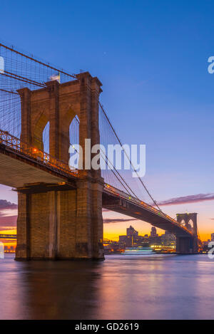 Brooklyn Bridge über den East River, New York, Vereinigte Staaten von Amerika, Nordamerika Stockfoto