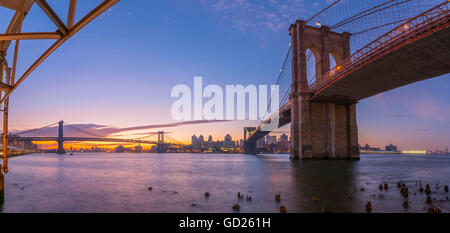 Brooklyn Bridge und Manhattan Bridge hinaus über East River, New York, Vereinigte Staaten von Amerika, Nordamerika Stockfoto