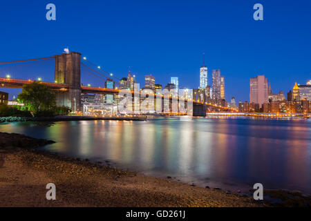 Brooklyn Bridge über den East River, Lower Manhattan Skyline, einschließlich Freedom Tower des World Trade Center, New York, USA