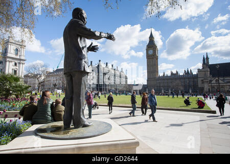 Nelson Mandela Statue und Big Ben Clocktower, Parliament Square, Westminster, London, England, Vereinigtes Königreich, Europa Stockfoto