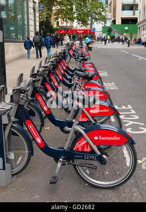 LONDON, ENGLAND - 23.Oktober: Santander Autovermietung Fahrradverleih in London. Diese Zyklen können bei einer Reihe von Standorten Aro gemietet werden Stockfoto