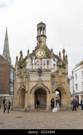 CHICHESTER, ENGLAND - 22. Oktober 2015: Unbekannte Menschen vor der Chichester Clock Tower. Chichester ist eine Stadt in Stockfoto