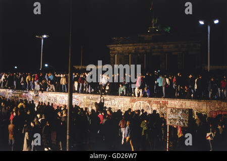 Geographie / Reisen, Deutschland, Wiedervereinigung, Mauerfall, 9.11.1989, Menschenmenge an der Mauer, historisch, historisch, Europa, 20. Jahrhundert, 1980er Jahre, DDR, Maueröffnung, Brandenburger Tor, Politik, Veranstaltungen, Veranstaltung, offen, DDR, Nacht, November'89, November 89, Zusatzrechte-Clearences-nicht vorhanden Stockfoto