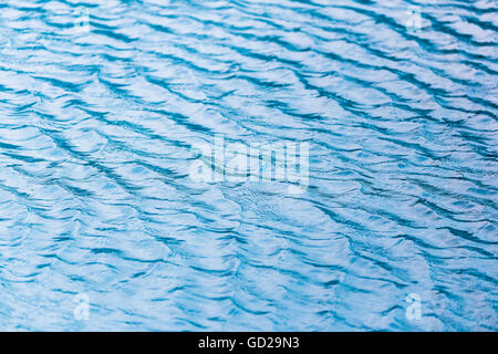 Enger Fokus auf Oberfläche des kleinen Welle auf blauem Wasser Schwimmbad Stockfoto