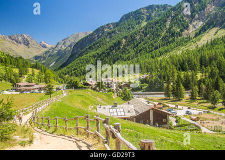 Tal der Valnontey (in der Nähe von Cogne) im Gran Paradiso Park, Aostatal, Italien. Stockfoto