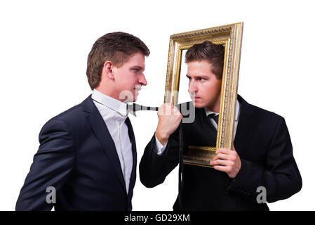 Zwei Zwillinge Geschäftsleute argumentierend mit einander isoliert auf weiss Stockfoto