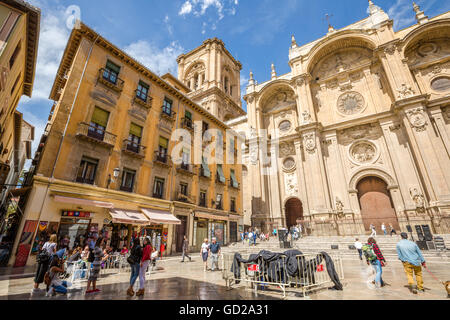 Touristen in der Kathedrale von Granada Stockfoto