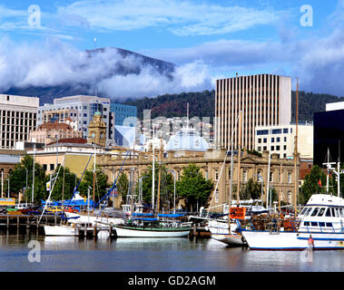 Australien-Tasmanien-Hobart Innenstadt Distrikt von Hobart über Mount Wellington beschattet von Verfassung Dock Adria gesehen Stockfoto