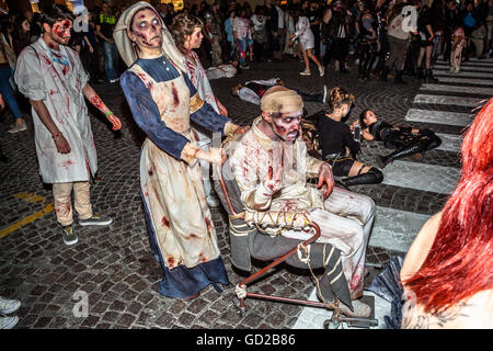Zombie Krankenschwester mit Rollstuhl Stockfoto