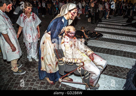 Zombie Krankenschwester mit Rollstuhl Stockfoto