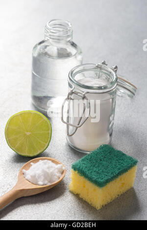 Natürliche Reinigung Werkzeuge, Zitrone und Natriumbicarbonat Stockfoto