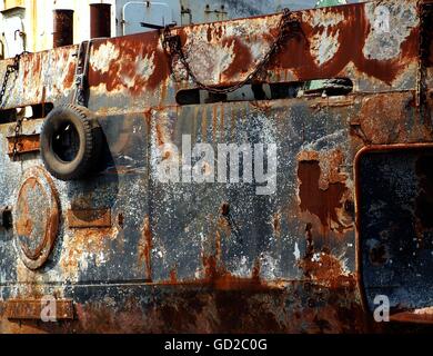 Ein altes Fischerboot, das mit Rost verfallenden Stockfoto