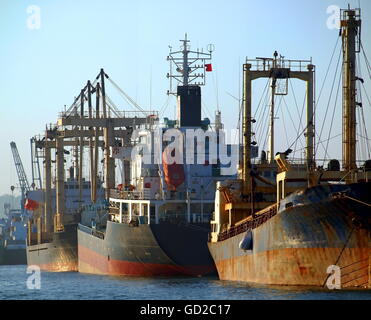 Eine Reihe von Frachtschiffen ist in Kaohsiung Hafen verankert. Stockfoto