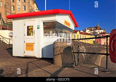 Ein RNLI Rettungsschwimmer-Hütte auf der Ost-Promenade für die Sommersaison am Cromer, Norfolk, England, Vereinigtes Königreich. Stockfoto