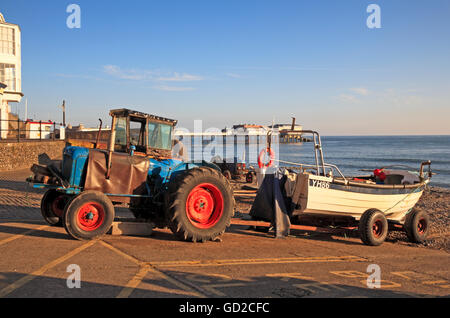 Ein Traktor und Anhänger mit kleinen Küstenfischerei Boot auf Gangway bei Cromer, Norfolk, England, Vereinigtes Königreich. Stockfoto