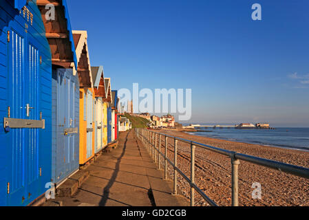 Ein Blick auf Strandhütten entlang der Ost-Promenade am Cromer, Norfolk, England, Vereinigtes Königreich. Stockfoto