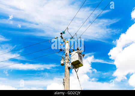 Pole montiert Transformator electric Elektrizität Versorgungsmaterial Verteilung Transformator oder Service-Transformatoren für Endspannung Stockfoto