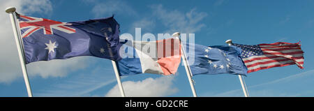 Nationalflaggen von Australien, Frankreich, EU und USA im Wind mit blauen Himmel und flauschigen Wolken Stockfoto