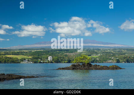 Hilo Bay mit Hilo und Mauna Kea mit Observatorien in der Ferne, der höchste Berg auf Hawaii Stockfoto