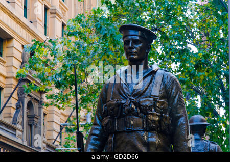 Bronzestatuen eines australischen Matrosen und Soldaten stehen im Martin Place, Sydney, Australien, als Teil des Cenotaphs zum Gedenken an den Ersten Weltkrieg hoch Stockfoto