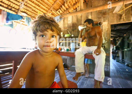 Amazonas, Brasilien - 14. August 2008: Junge und sein Vater in ein hölzernes ein Haus am Ufer Amazonas-Flusses. Stockfoto