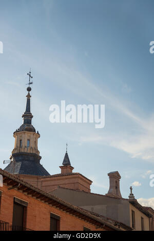 Kirchengebäude in der historischen Innenstadt von Alcala De Henares, eine historische und charmante Stadt in der Nähe von Madrid; Alcala De Henares, Spanien Stockfoto