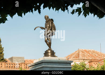 Statue und Gebäude im Zentrum von Alcalá De Henares, Cervantes Square, eine historische und charmante Stadt in der Nähe von Madrid; Alcala De Henares, Spanien Stockfoto