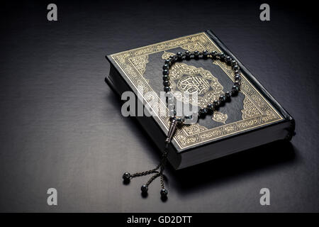 Islamische Buch Koran und Perlen auf schwarzem Hintergrund Stockfoto