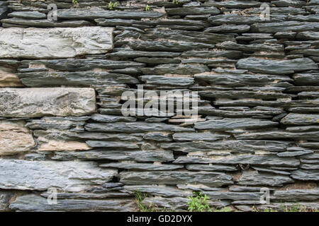 Dünne gestapelt Steinmauer mit großen Steinen auf Links Stockfoto