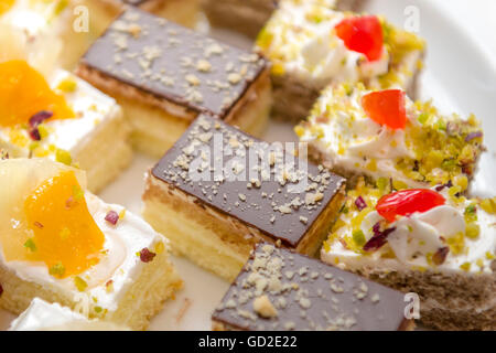 Ein Close Up von leckeren Miniatur Deko Desserts Stockfoto