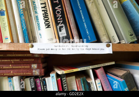 Das Heu, das auf Wye Wales UK secondhand Buchladen Zahlung anmelden Stockfoto