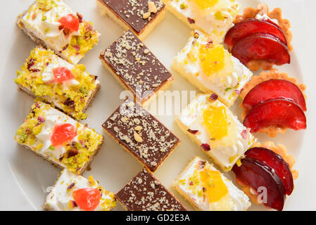 Eine Sammlung von leckeren Miniatur Deko Desserts Stockfoto