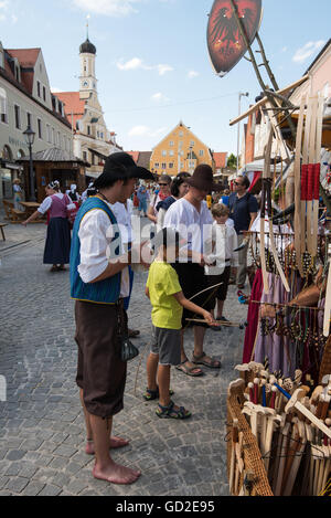 Friedberg, Deutschland - 9. Juli 2016: Kinder, Männer und Frauen in traditionellen Kostümen gekleidet sind genießen Sie authentische Angebote von der Stockfoto