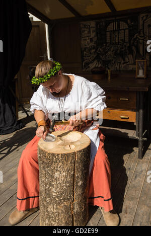 Friedberg, Deutschland - 9. Juli 2016: Weibliche Silberschmied eine dekorative Silberschmuck in einem historischen Workshop in arbeitet an Stockfoto