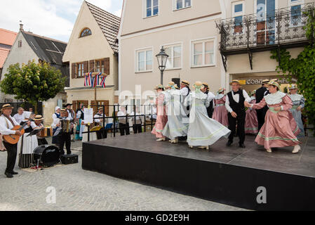 Friedberg, Deutschland - 9. Juli 2016: Männer und Frauen sind gekleidete in traditionelle Trachten des 18. Jahrhunderts auf dem h tanzen Stockfoto